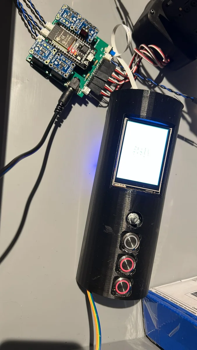 Interface électronique embarquée avec écran et commandes physiques